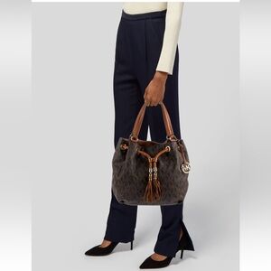 Michael Kors EUC Monogram shoulder bag!